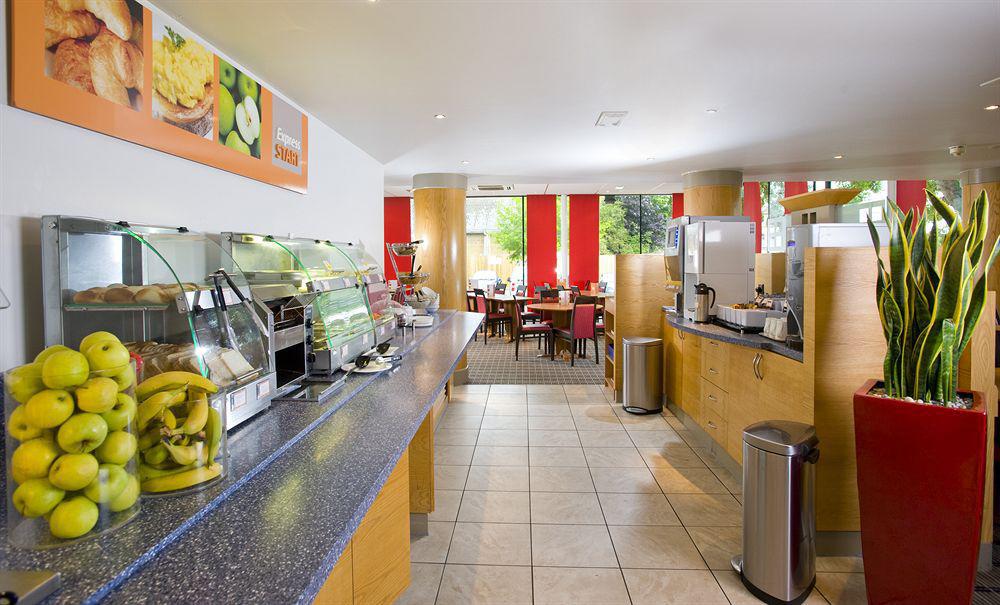 Holiday Inn Express Bath By Ihg Exterior photo