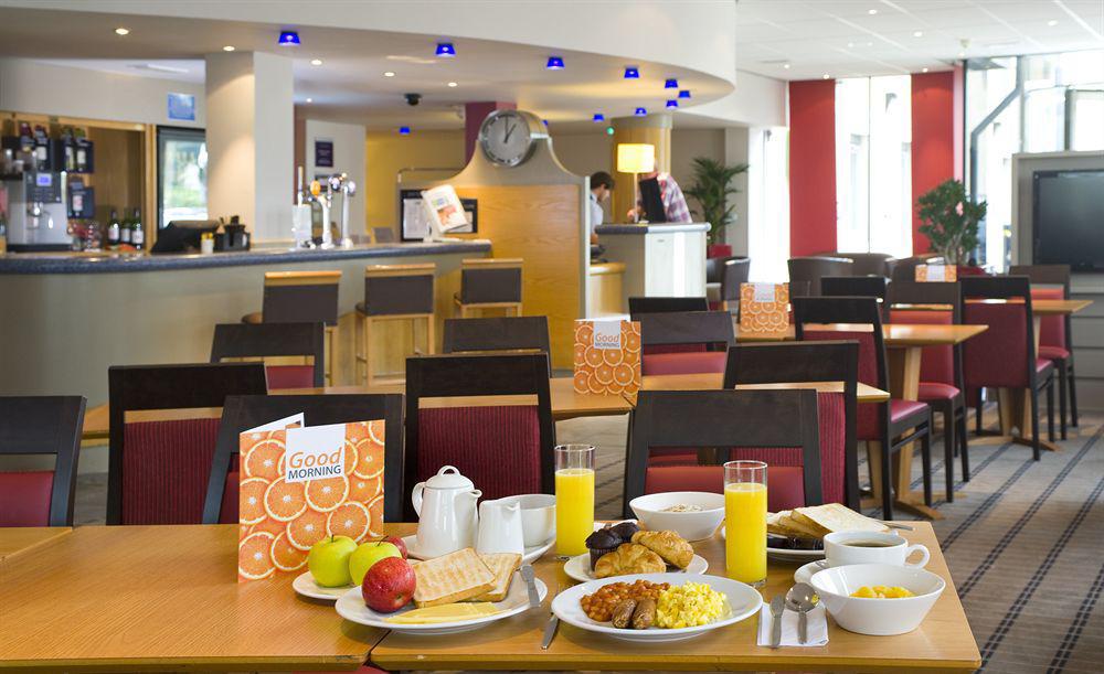 Holiday Inn Express Bath By Ihg Exterior photo