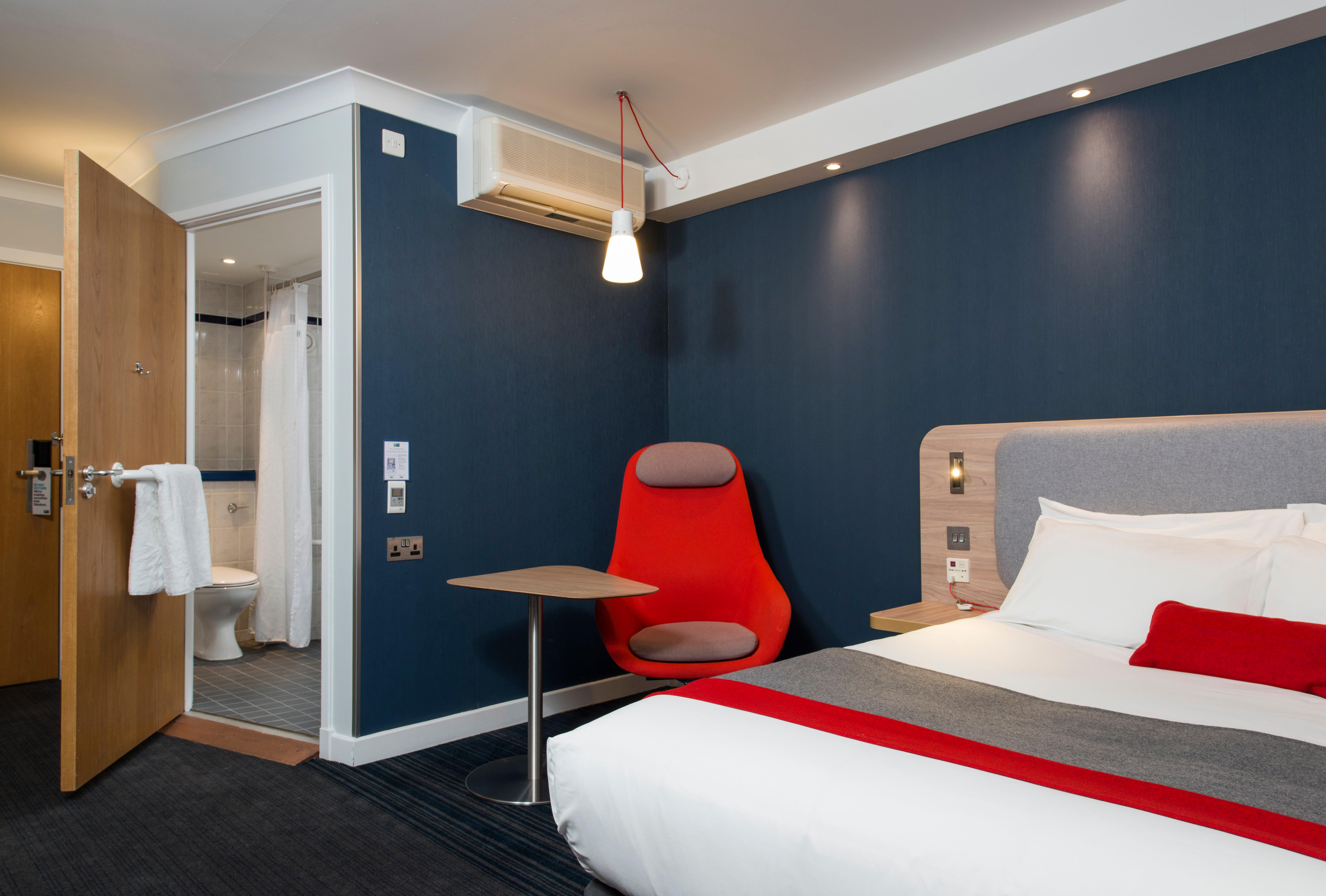 Holiday Inn Express Bath By Ihg Exterior photo