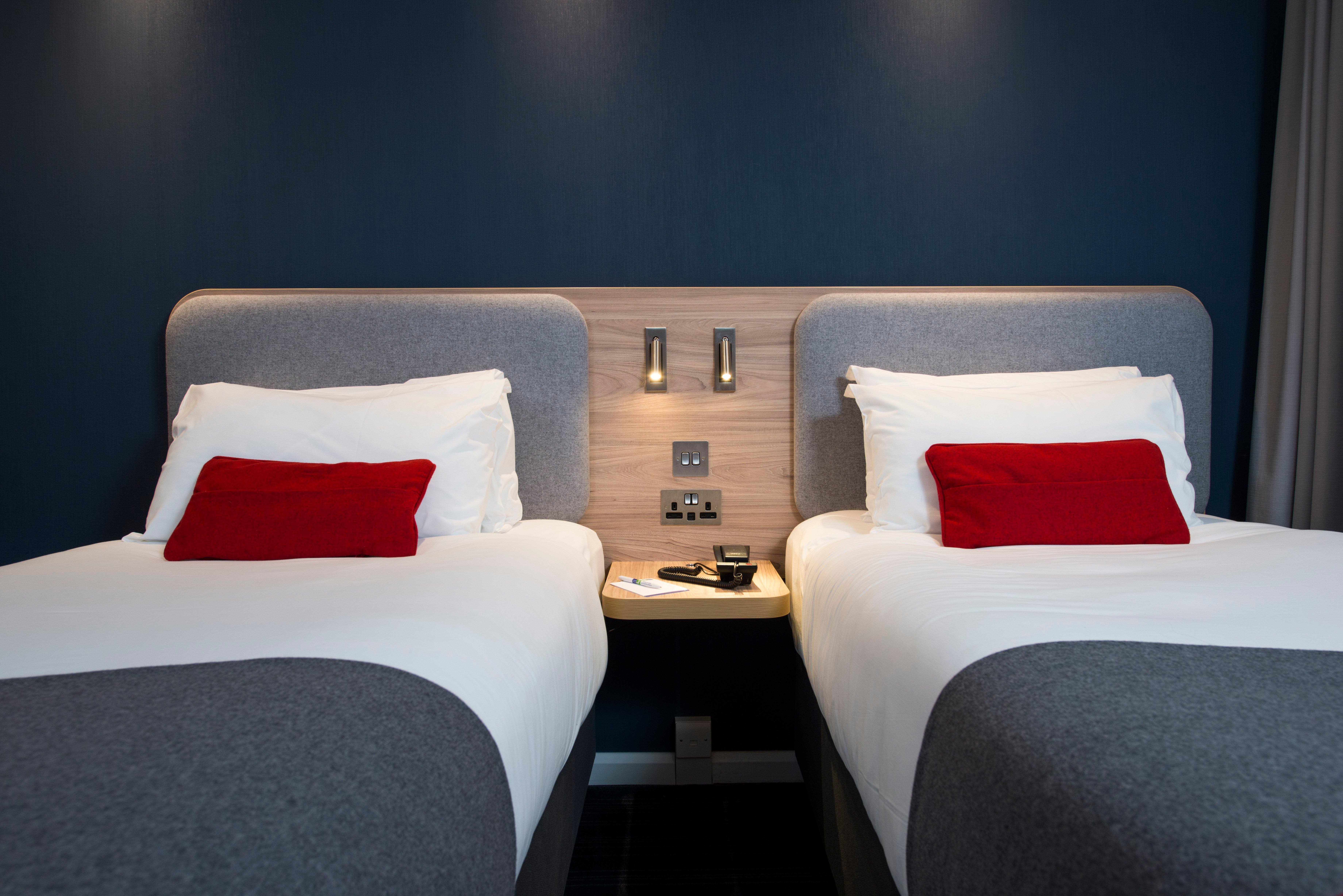 Holiday Inn Express Bath By Ihg Exterior photo