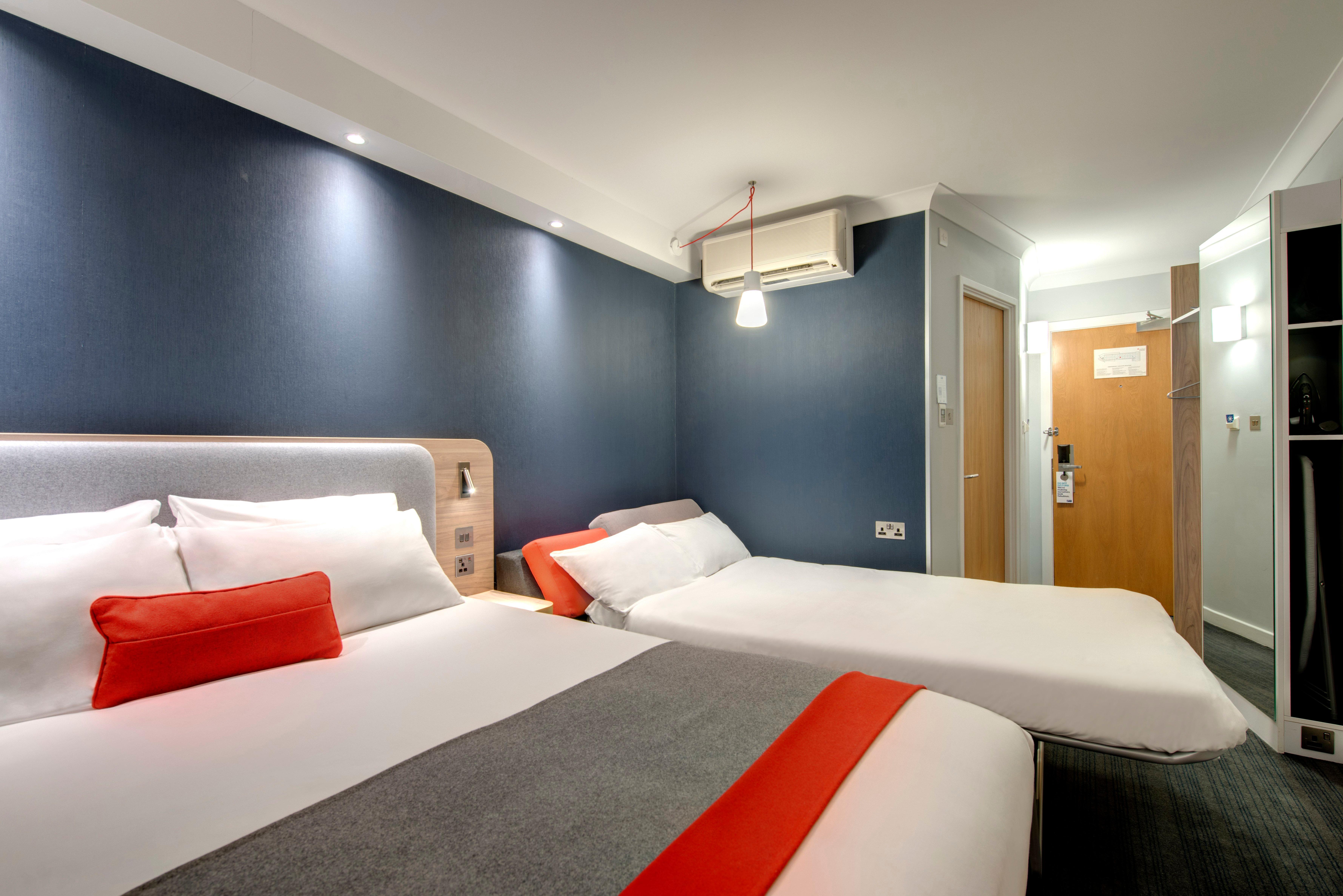 Holiday Inn Express Bath By Ihg Exterior photo
