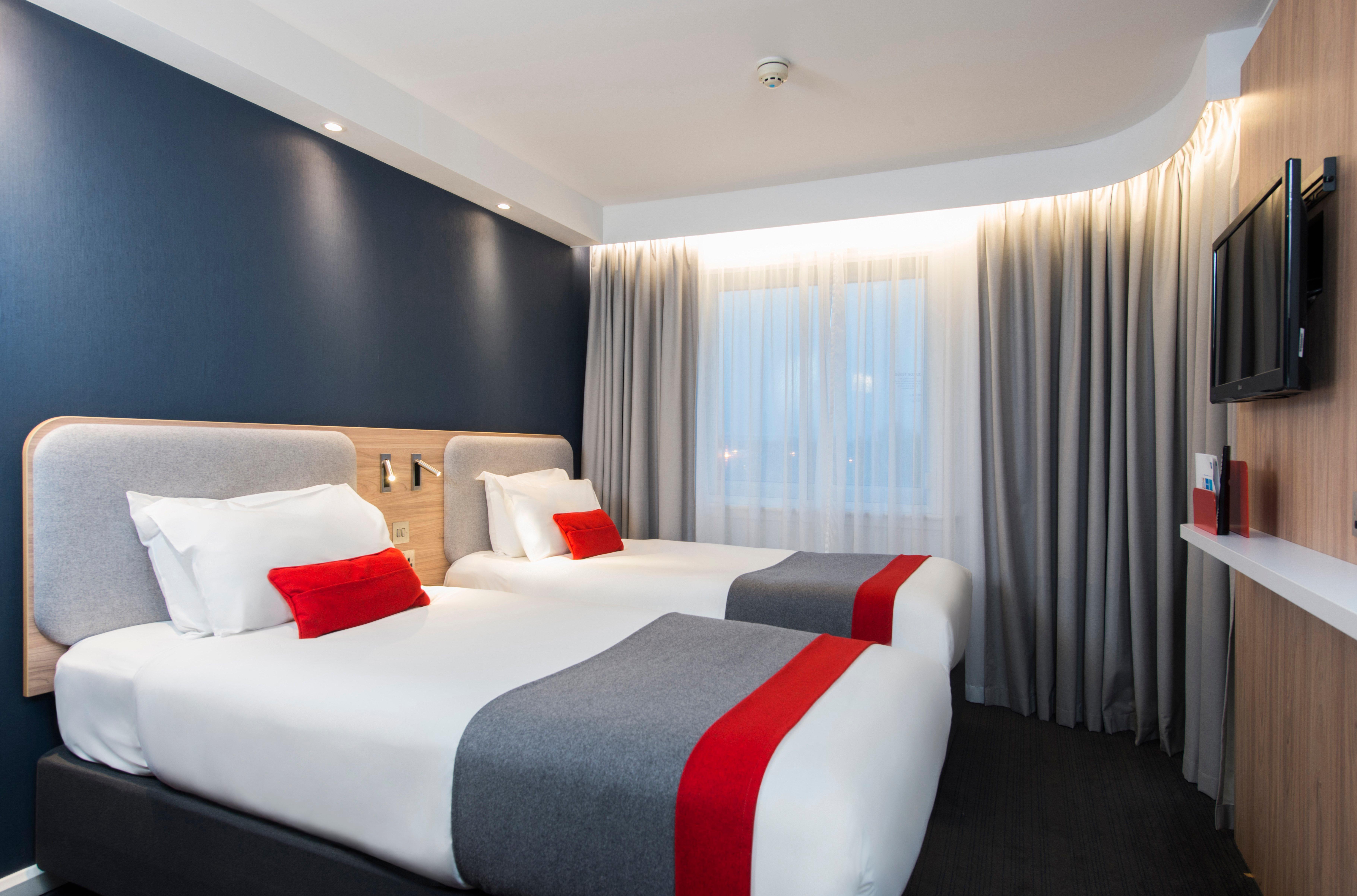 Holiday Inn Express Bath By Ihg Exterior photo