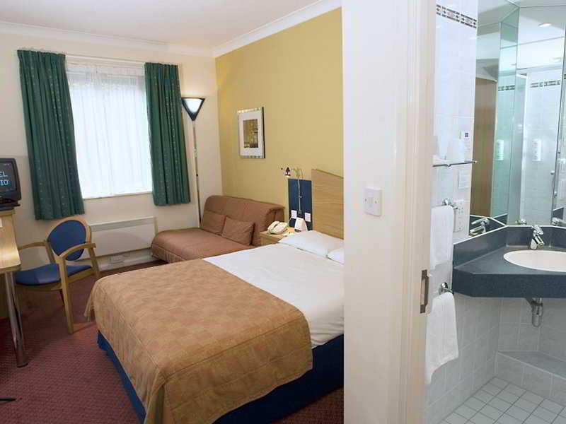 Holiday Inn Express Bath By Ihg Room photo