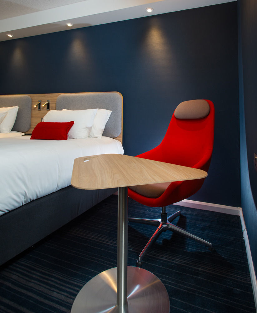 Holiday Inn Express Bath By Ihg Exterior photo