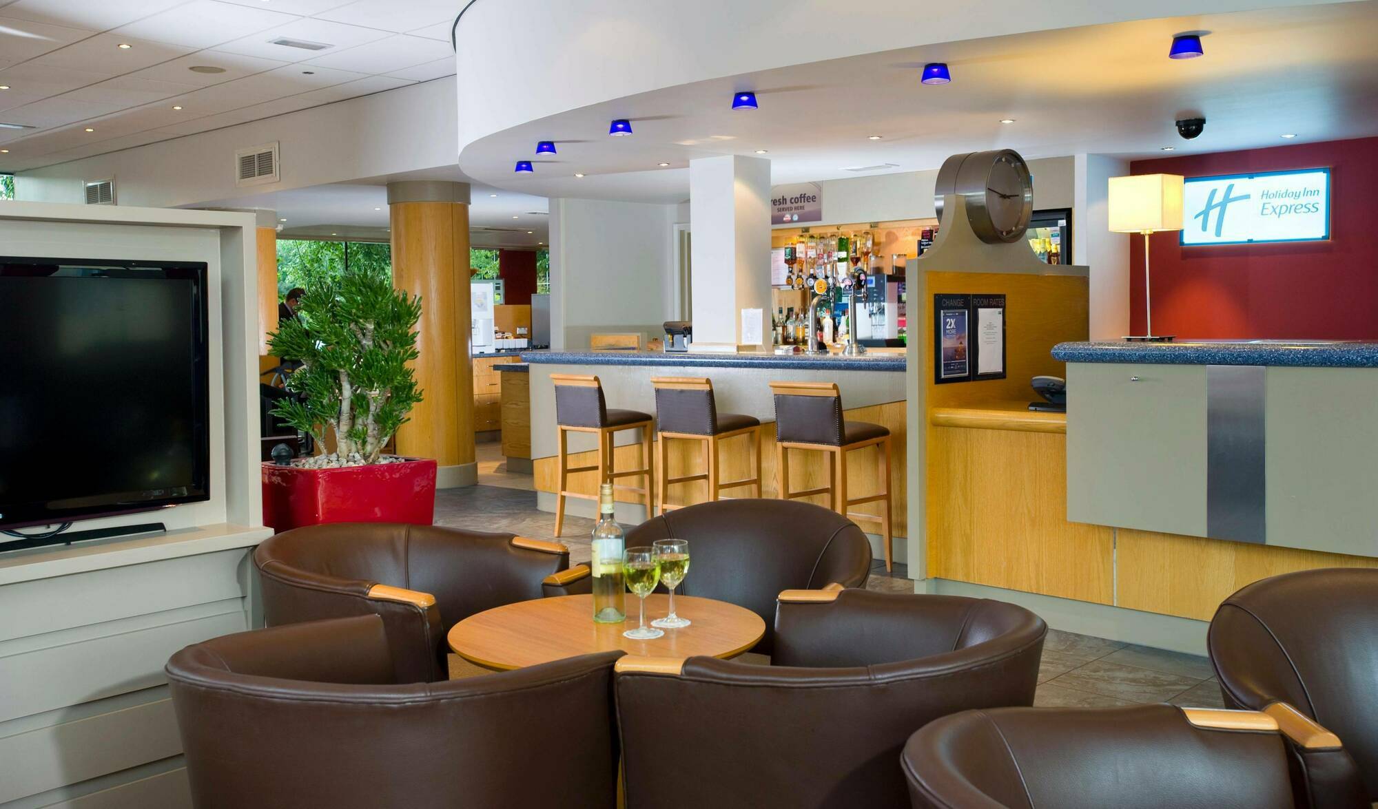 Holiday Inn Express Bath By Ihg Exterior photo
